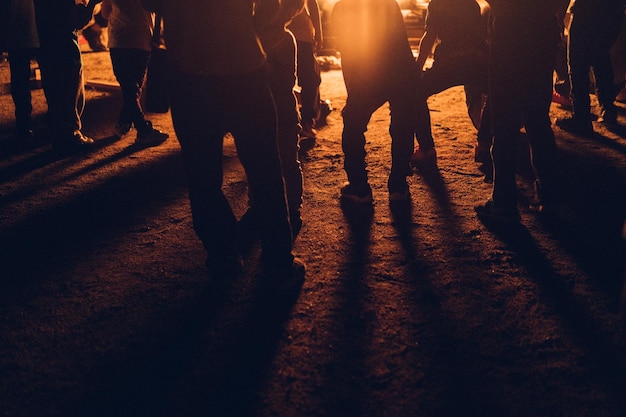 Foto bassa sezione di persone a terra in città di notte