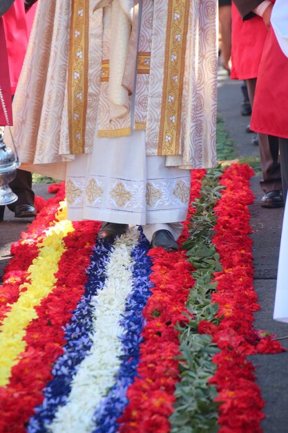 Foto sezione bassa di persone su fiori multicolori