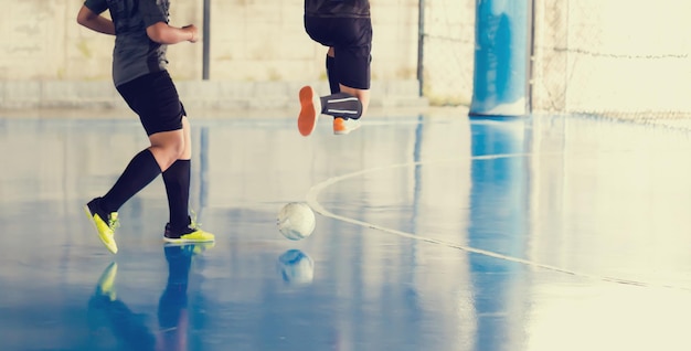 Foto sezione bassa di persone che giocano a calcio in tribunale