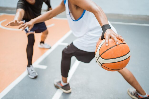 Photo low section of people playing with ball