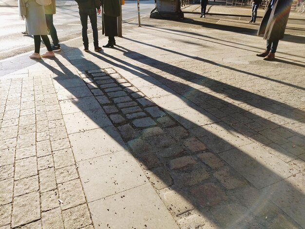 Foto sezione bassa della gente sulla strada