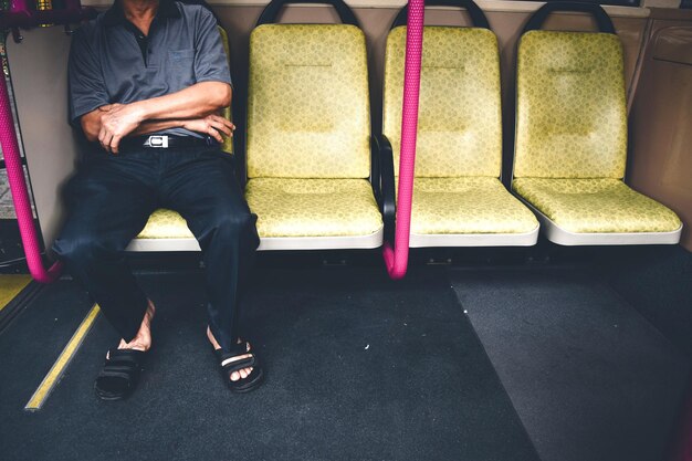 Foto sezione bassa della gente seduta alla stazione della metropolitana