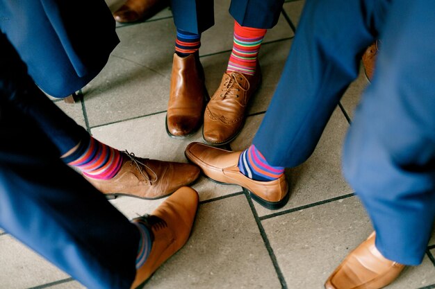 Foto sezione bassa di persone in piedi sul sentiero