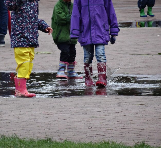 Photo low section of people standing on tiled floor