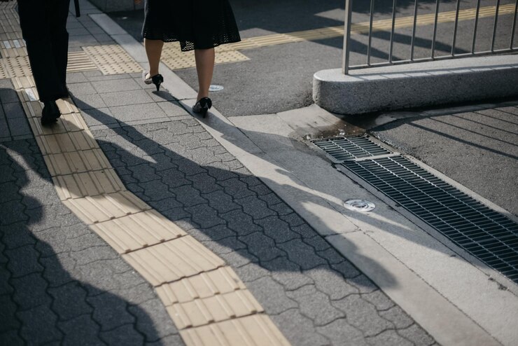 Photo 歩道を歩く人々の下部