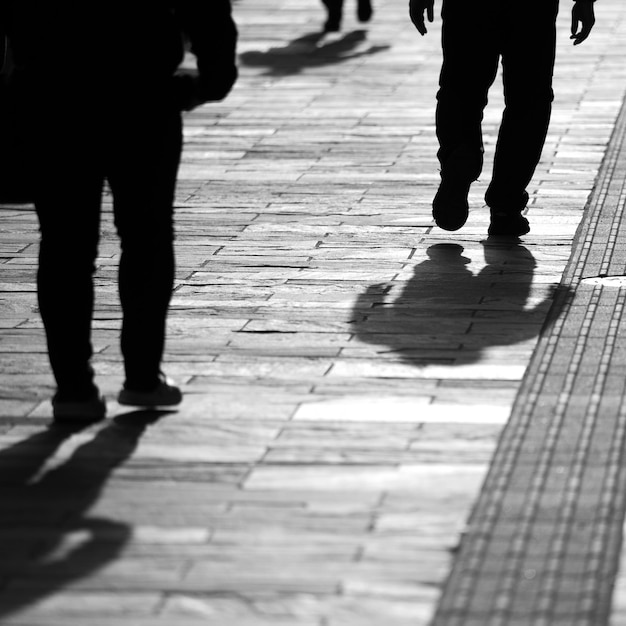 Foto sezione bassa di persone che camminano sul sentiero