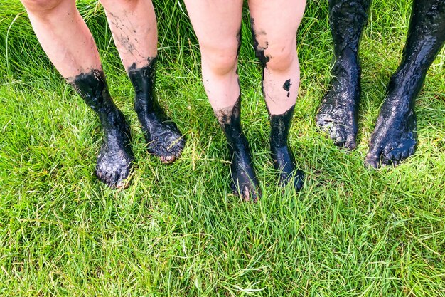 Foto sezione bassa di persone che camminano su un campo erboso