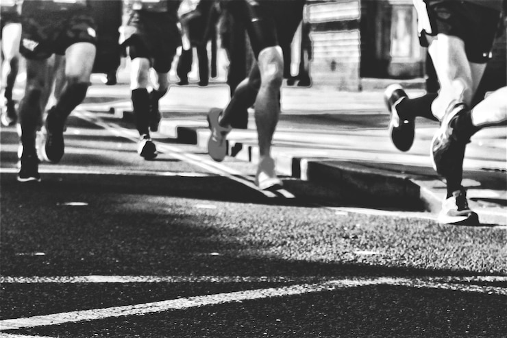 Photo low section of people walking on road