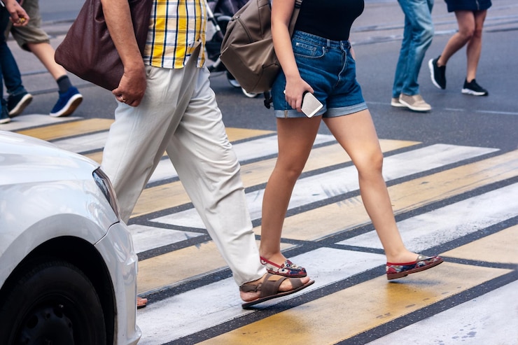 Photo low section of people walking on road