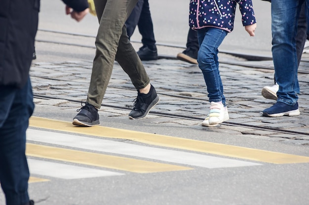 Photo low section of people walking on road