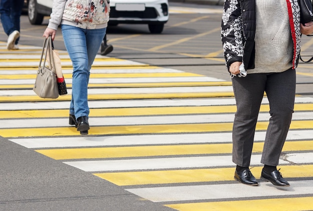 Photo low section of people walking on road