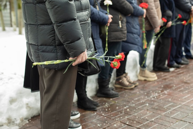 Foto sezione bassa di persone che camminano per strada