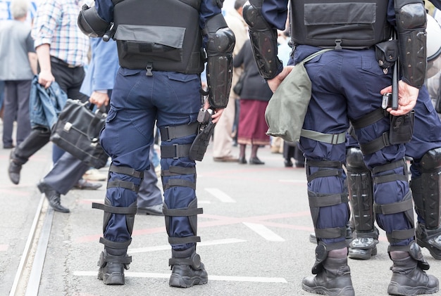 Foto sezione bassa di persone che camminano per strada