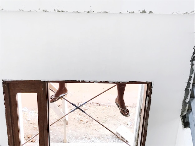 Foto bassa sezione di persone su un palo di legno contro il cielo