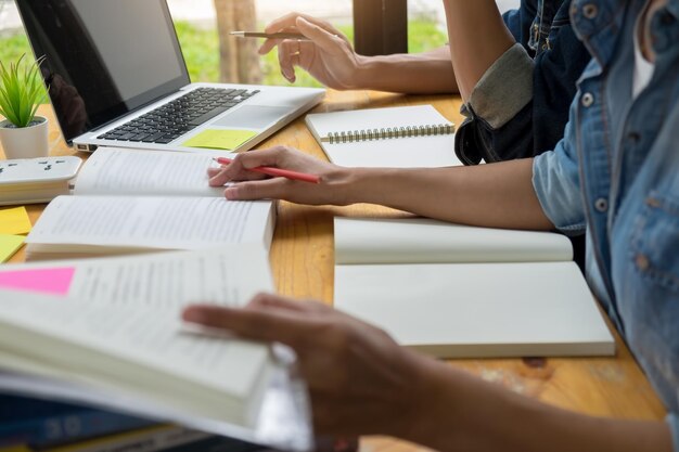 Foto sezione inferiore delle persone che lavorano a tavola