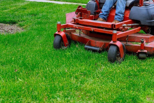 Photo low section of person on agricultural machinery on field