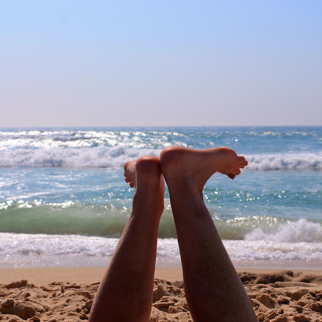 Photo low section of person on beach