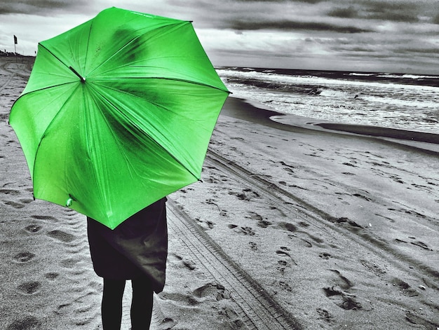 Photo low section of person on beach