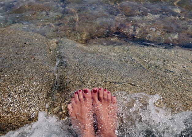 Foto sezione bassa di una persona sulla spiaggia