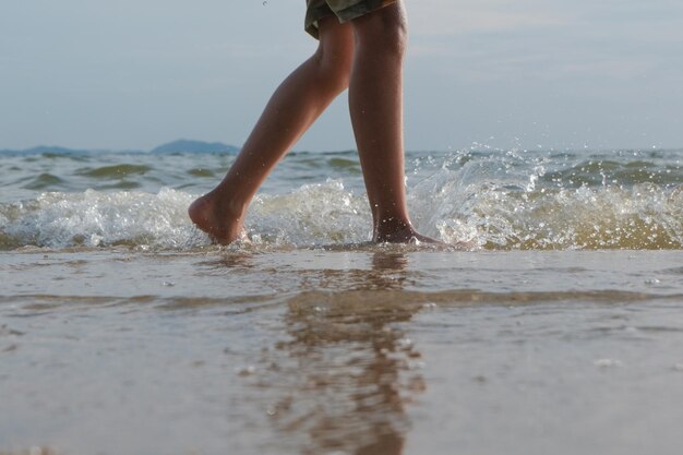 Photo low section of person on beach