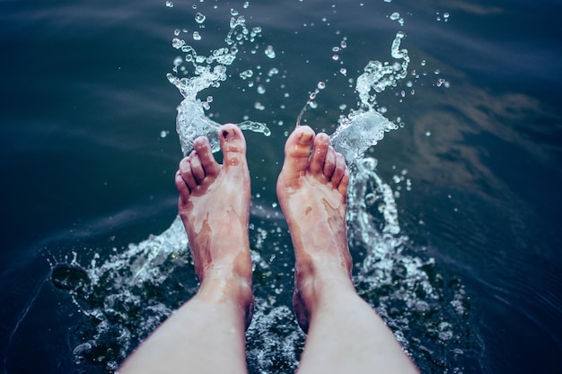 Foto sezione inferiore dei piedi di una persona in mare