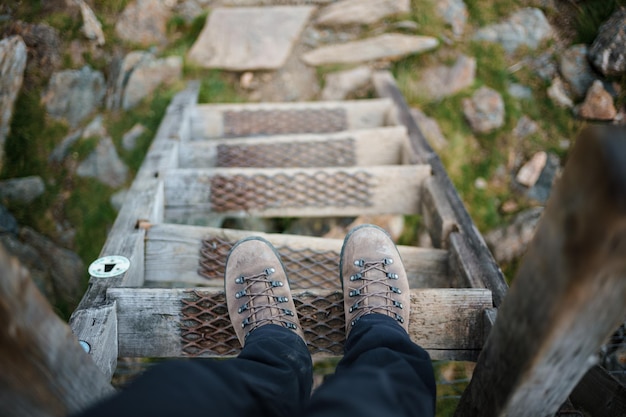 Photo low section of person on footbridge