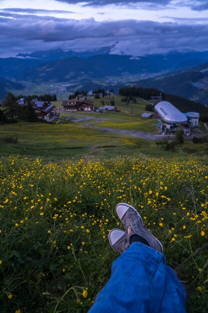 Photo low section of person on grassy field