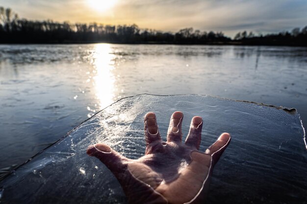 Foto sezione inferiore della persona nel lago