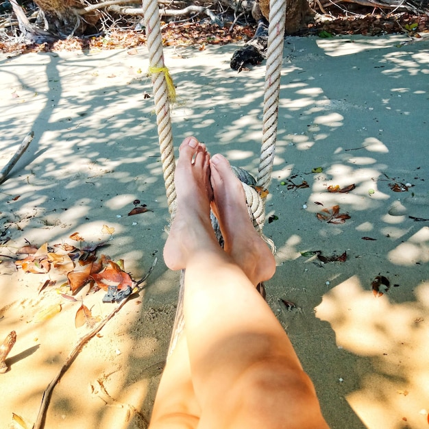Photo low section of person legs on rope