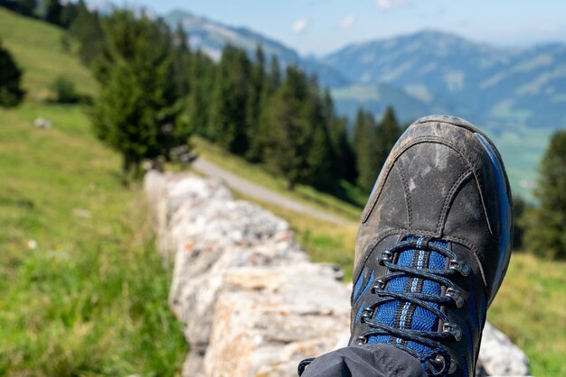 Foto sezione bassa di una persona in montagna