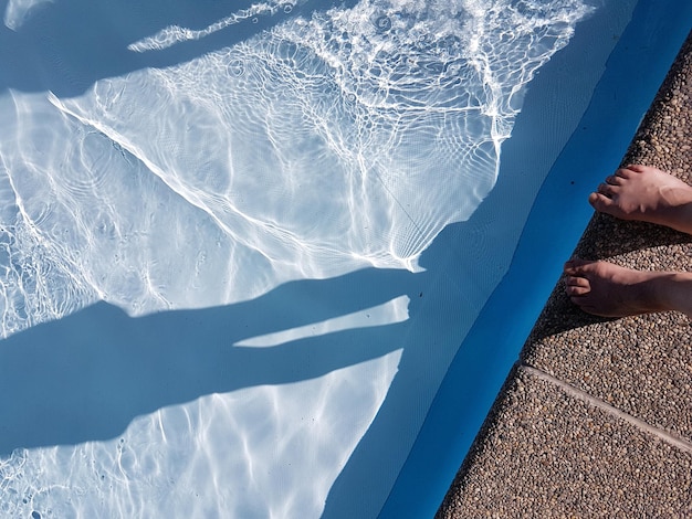 Photo low section of person at poolside