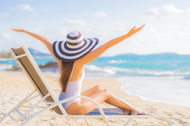 Foto sezione bassa di una persona che si rilassa sulla spiaggia