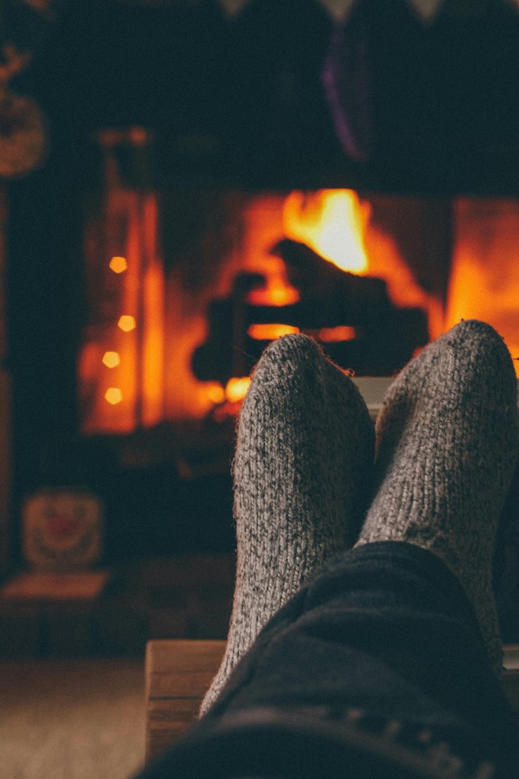 Photo low section of person relaxing on floor