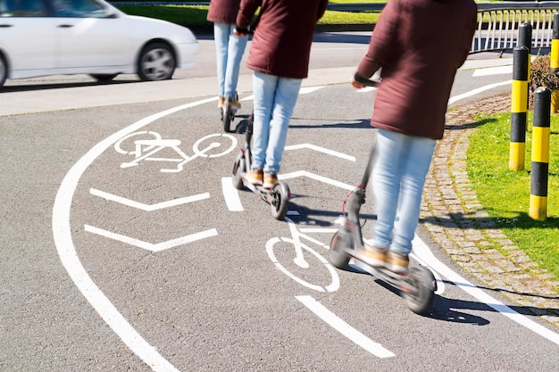 Photo low section of person riding bicycle on road