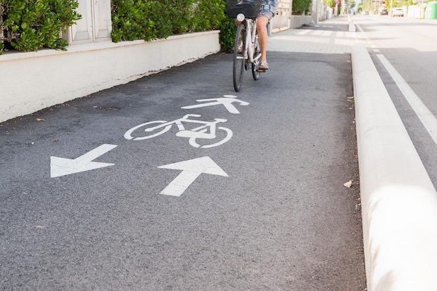 歩道で自転車に乗っている人の下部