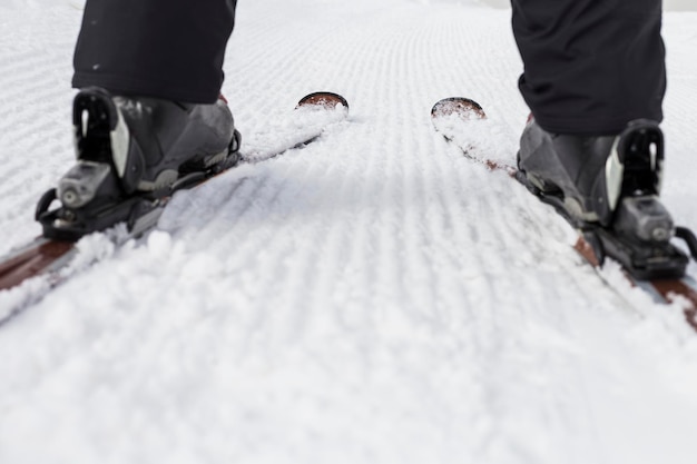 Photo low section of person skiing