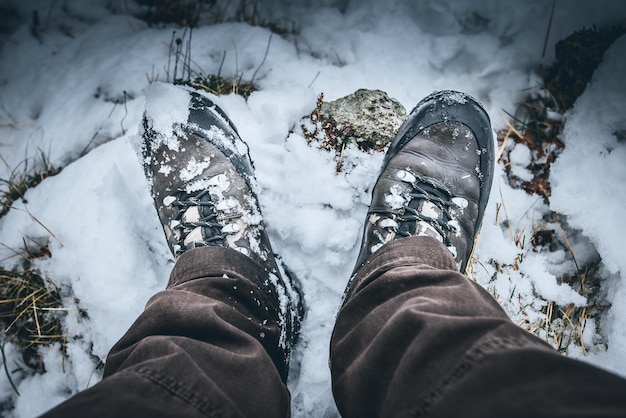 Sezione bassa della persona sulla neve