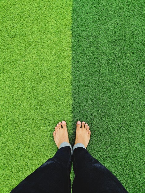 Photo low section of person standing on field