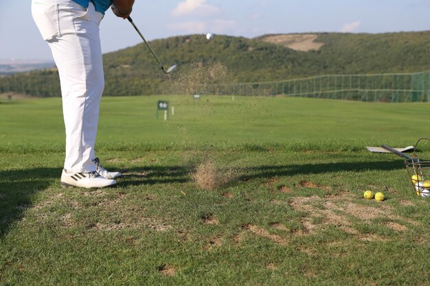 Foto sezione bassa di una persona in piedi sul campo da golf.