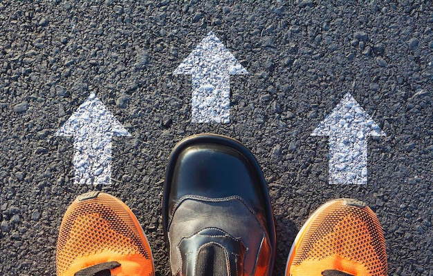 道路の上に立っている人の下部