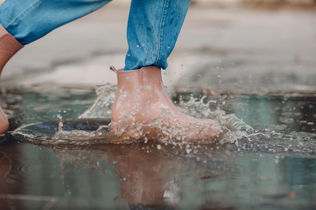 Foto sezione inferiore della persona in piedi in acqua