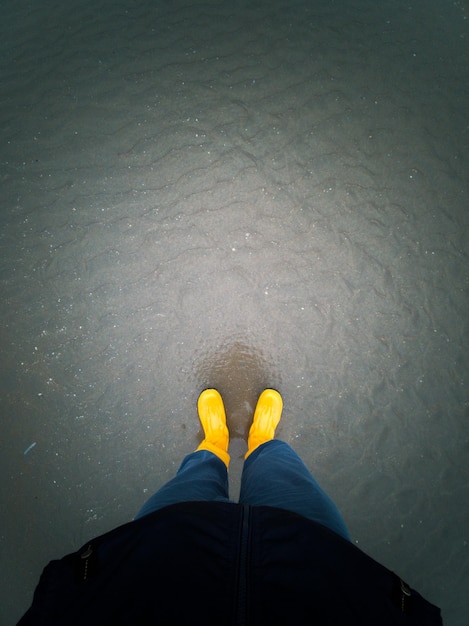 水面に立っている人の下部