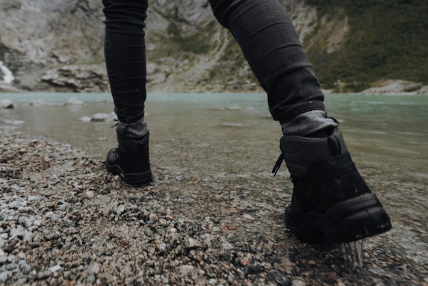 Photo low section of person walking by lake