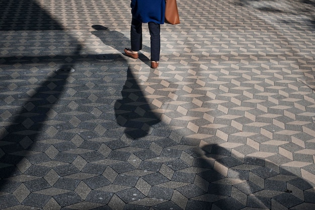 Photo low section of person walking on footpath