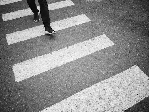 Foto sezione bassa di una persona che cammina sulla strada