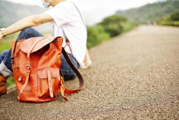 道路を歩く人の下部