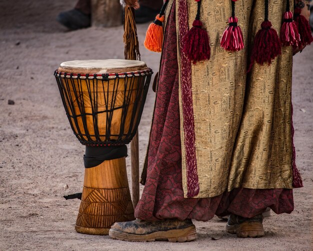 Foto sezione inferiore della persona con la conga