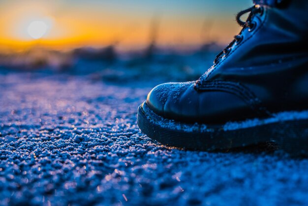 Photo low section of shoes on beach