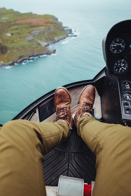 Foto sezione bassa delle scarpe in elicottero