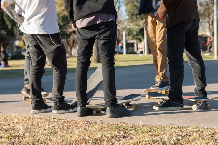Photo low section of skateboarders group